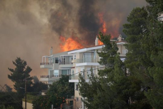 Οργή της αντιπολίτευσης για την κυβερνητική ανεπάρκεια με τις πυρκαγιές
