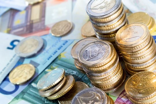 Κάμψη εσόδων ΦΠΑ και ειδικών φόρων