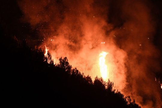 Υπό έλεγχο η πυρκαγιά που έκαιγε όλο το βράδυ στη Σητεία