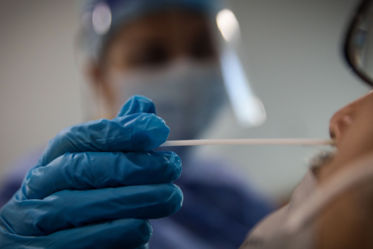 «Εκτόξευση» κρουσμάτων: πάνω από 12.500 και 16 θάνατοι από Covid-19
