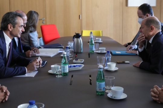 Γερμανός αναλυτής: Ο Σολτς βάζει στη μέση την Ελλάδα για την Ουκρανία