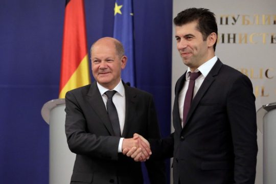 «Μασάζ» από Σολτς στη Σόφια για να συναινέσει στην ένταξη της Βόρειας Μακεδονίας