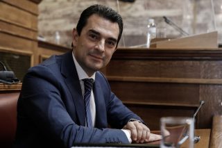 Αναθέτει σε ιδιώτες και το νομοθετικό έργο!