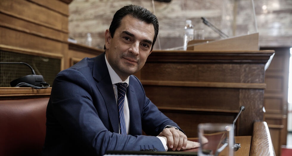 Αναθέτει σε ιδιώτες και το νομοθετικό έργο!