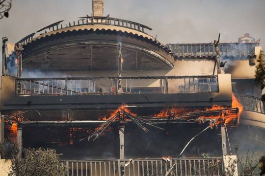 Εικόνες καταστροφής από το πέρασμα της φωτιάς