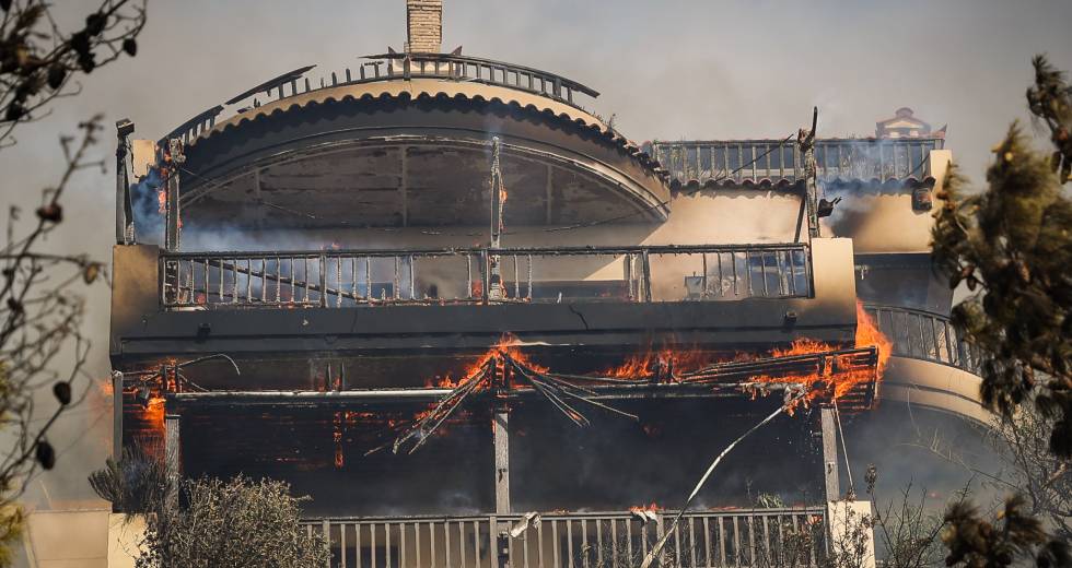 Εικόνες καταστροφής από το πέρασμα της φωτιάς