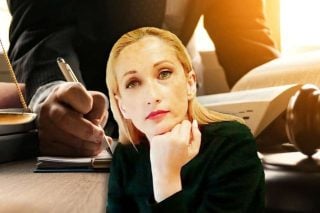 «Mακριά από τη δημοσιογραφία»