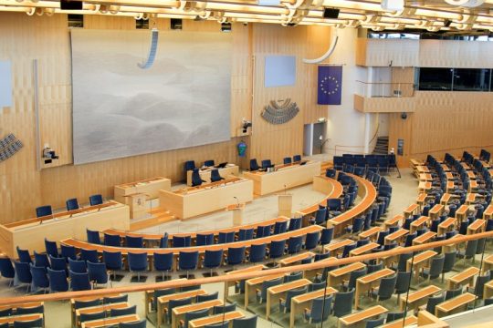 «Όρθια» από πρόταση μομφής η σουηδική κυβέρνηση χάρη σε Κούρδισσα βουλευτή