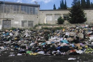 Βουνά από σκουπίδια στο γυμνάσιο Δημητσάνας