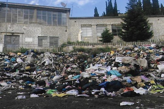 Βουνά από σκουπίδια στο γυμνάσιο Δημητσάνας
