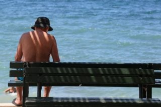 Δημοσκόπηση Alco: Λιγότεροι Έλληνες θα πάνε φέτος διακοπές – Σε χειρότερη οικονομική κατάσταση ένας στους δύο