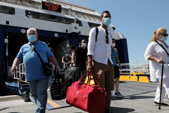 Χρήση μάσκας: Τι θα ισχύσει για πλοία, ταξί και φαρμακεία