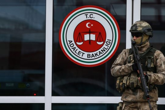 Φυλακίστηκαν στην Τουρκία 16 δημοσιογράφοι για «συμμετοχή σε τρομοκρατική οργάνωση»