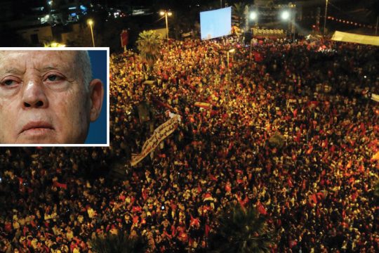 Ποδηγετεί τους θεσμούς
