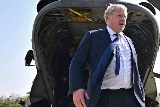 Θέλει να μείνει στην εξουσία μέχρι το 2035, παρότι τα «σκαμπίλια» πέφτουν βροχή