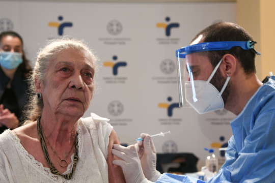 Το ΣτΕ ενέκρινε υποχρεωτικότητα για εμβολιασμό στους άνω των 60 και πρόστιμο