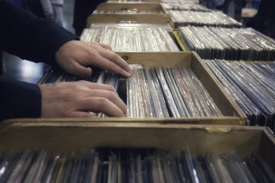 Τα δισκάδικα επανέρχονται - Γιατί το βινύλιο δεν πεθαίνει ποτέ
