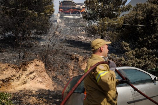 Η σεζόν της πύρινης καταστροφής άνοιξε χθες και για τα συστημικά ΜΜΕ