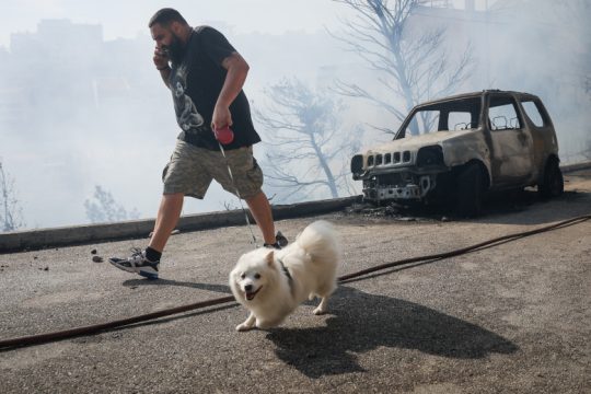 Αλληλοκατηγορίες την επομένη της μεγάλης πυρκαγιάς στη Βούλα