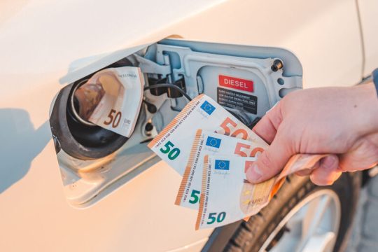 «Ποιος πιστεύει ότι το πλαφόν ελαφρύνει τους πολίτες;»