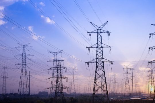 Την επιβολή φόρου στα υπερκέρδη των εταιρειών ενέργειας ζητούν τα ευρωπαϊκά συνδικάτα