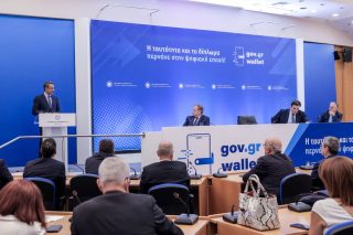 Ταυτότητες και διπλώματα στα κινητά τηλέφωνα