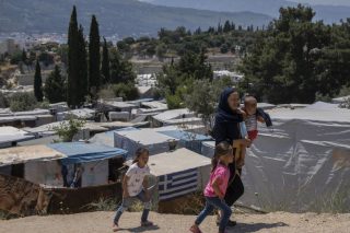 Οι μάσκες έπεσαν για τις επαναπροωθήσεις