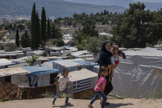 Οι μάσκες έπεσαν για τις επαναπροωθήσεις