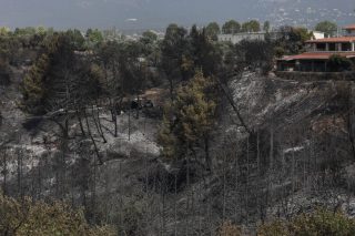 Οι πυρόπληκτοι της Βαρυμπόμπης περιμένουν ακόμη