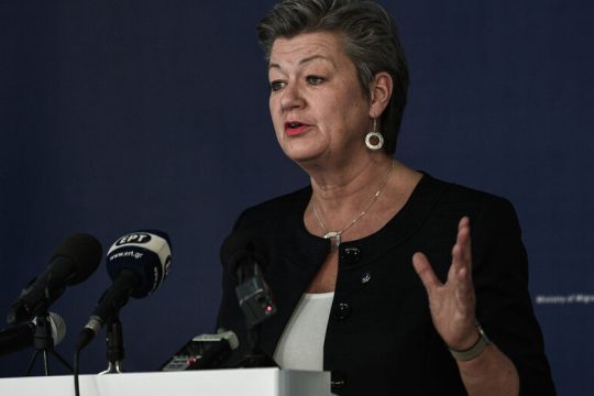 «Να σταματήσουν οι βίαιες, παράνομες απελάσεις τώρα»