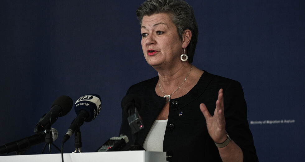 «Να σταματήσουν οι βίαιες, παράνομες απελάσεις τώρα»