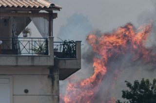 Πυρά κατά Μητσοτάκη για τους «πυροσβέστες της ξαπλώστρας»