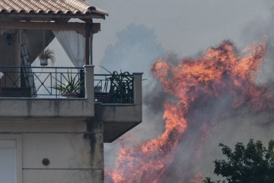 Πυρά κατά Μητσοτάκη για τους «πυροσβέστες της ξαπλώστρας»