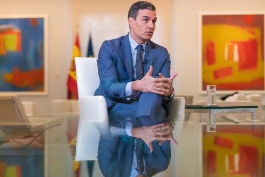 Στροφή Σάντσεθ προς τα αριστερά μετά τις τριβές με τους Podemos
