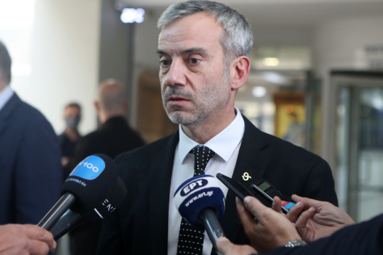 «Λύνει» τα προβλήματα των… άλλων, «ξεχνάει» τα δικά του