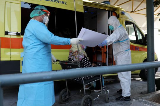 Παραμένουν ψηλά κρούσματα και διασωληνώσεις – Ξανά πάνω από 20 οι θάνατοι