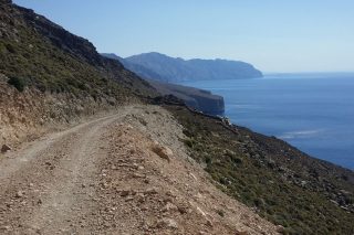 «Χαρακώνουν» την Αμοργό με νέους δρόμους