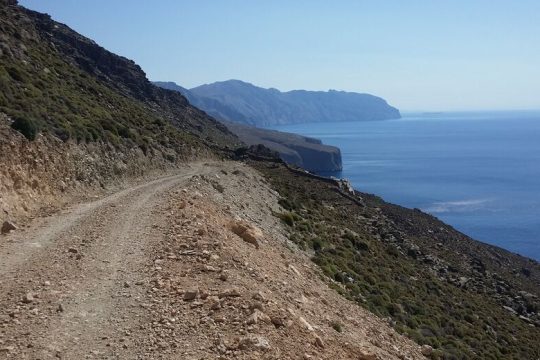 «Χαρακώνουν» την Αμοργό με νέους δρόμους
