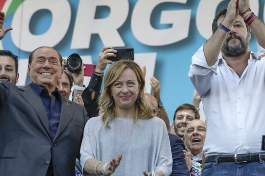 Η Δεξιά… φοράει κοστούμι και πάει για πρωτιά