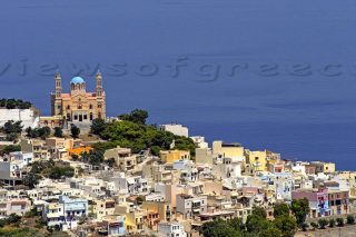 Σύρος, κοσμοπολίτισσα και ρεμπέτισσα, μα και διαχρονικά ενδιαφέρουσα