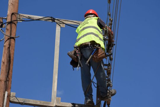Παραμένουν τα προβλήματα επανηλεκτροδότησης σε πυρόπληκτες περιοχές