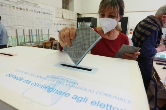 Η αντεπίθεση της Κεντροαριστεράς στον β΄ γύρο των δημοτικών εκλογών
