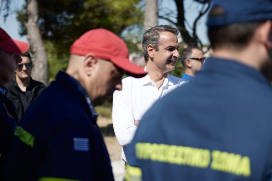 Περιχαρής στις στάχτες ο Μητσοτάκης