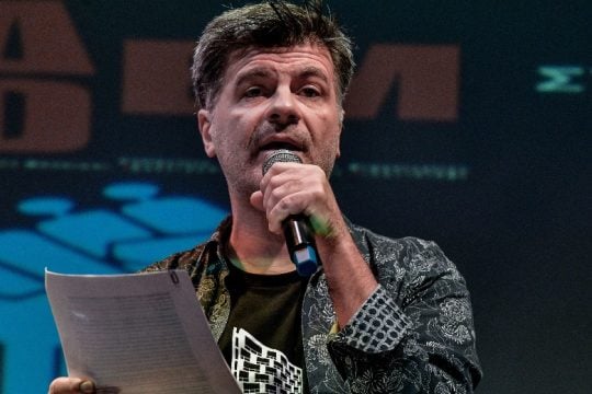 Ο «Καθρέφτης» του Φοίβου, μια διαφήμιση και το μήνυμα…