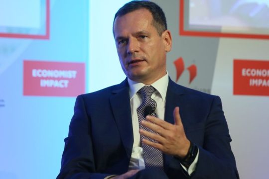 Μάνος Μανουσάκης στο 26ο συνέδριο του Economist: Χρειαζόμαστε πυκνά δίκτυα για να πετύχουμε την ενεργειακή μετάβαση