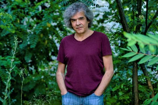 «Στο θέατρο αναγκάζεσαι να μεταμορφώνεσαι διαρκώς»