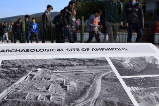 Πολλή εθνική ιδεολογία, ελάχιστη επιστήμη