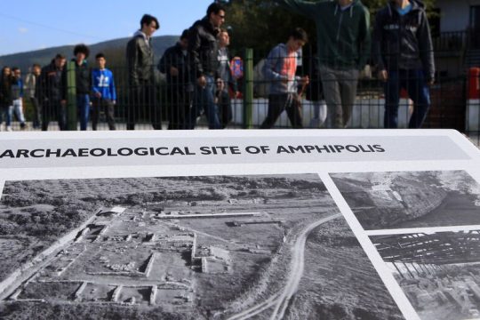 Πολλή εθνική ιδεολογία, ελάχιστη επιστήμη