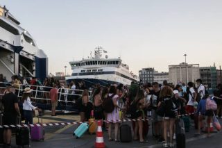 Κορυφώνεται η έξοδος των αδειούχων στα λιμάνια Πειραιά και Ραφήνας