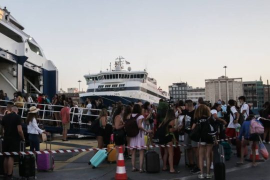 Κορυφώνεται η έξοδος των αδειούχων στα λιμάνια Πειραιά και Ραφήνας